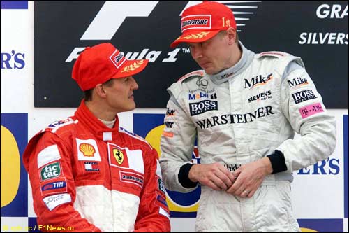 Мика Хаккинен и Михаэль Шумахер на подиуме Гран При Великобритании, 2001 г.