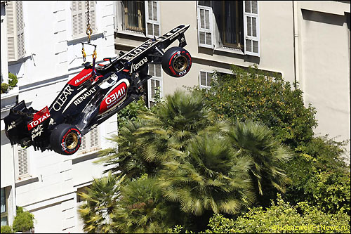Машину Романа Грожана эвакуирут с трассы после ошибки, допущенной гонщиком на тренировке в Монако