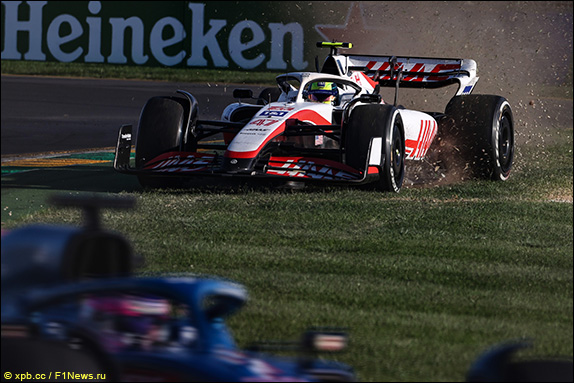 Шумахер ошибся на торможении и вылетел с трассы, уступив позицию Алонсо