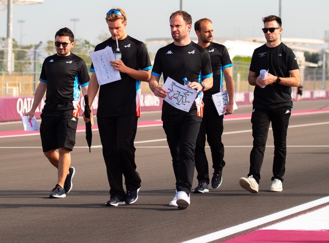 Мик Шумахер (второй слева) во время прогулки по трассе в Катаре с инженерами Alpine Endurance Team, фото пресс-службы команды