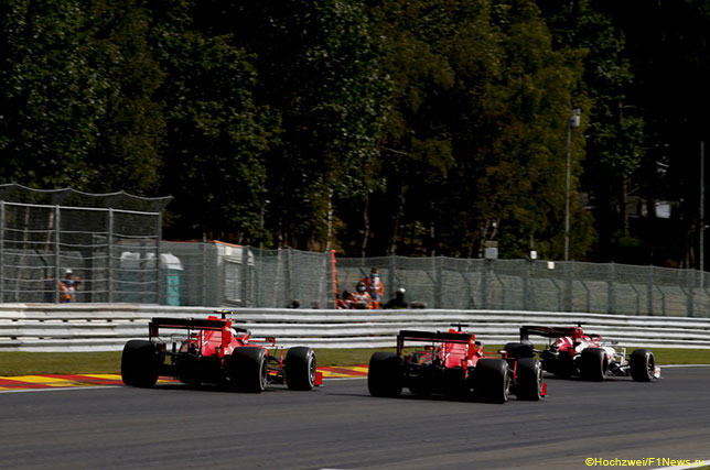 Эпизод гонки в Спа: Кими Райкконен впереди обеих машин Ferrari