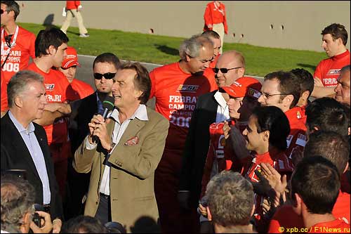 Лука ди Монтедземоло (в центре) на празднике Ferrari в Муджелло