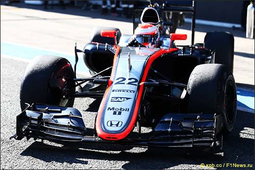 Дженсон Баттон за рулём McLaren MP4-30 на тестах в Хересе