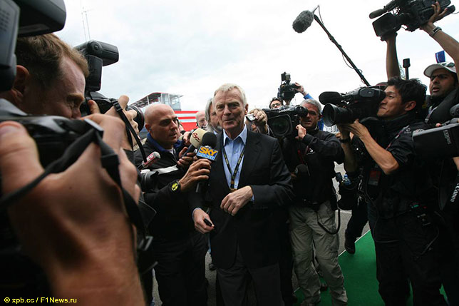 Макс Мосли в центре внимания прессы на Гран При Великобритании 2009 года
