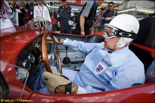 Сэр Стирлинг Мосс за рулем Osca перед стартом гонки исторических машин в Ле-Мане