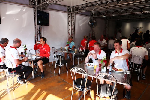 Завтрак сотрудников Marussia на первом этаже моторхоума