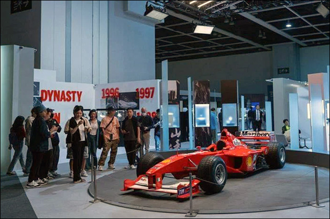 F1-2000 на аукционе. Фото: EPA-EFE