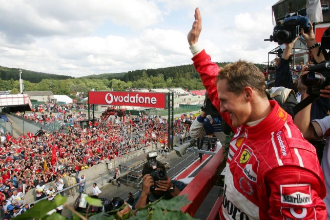 Михаэль Шумахер приветствует болельщиков на Гран При Бельгии в Спа, 2004 год, фото XPB