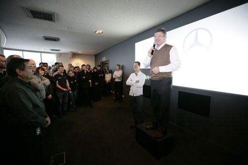 Михаэль Шумахер и Росс Браун на пресс-конференции в Брэкли
