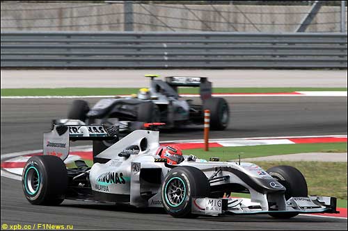 Гонщики Mercedes GP на трассе Гран При Турции