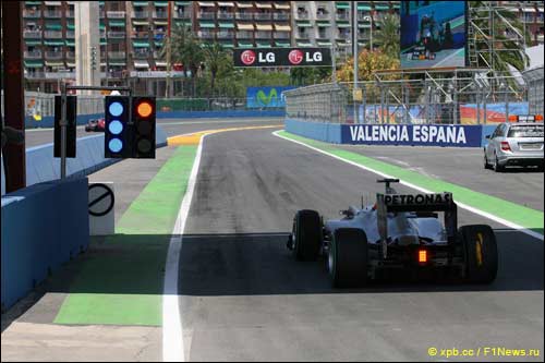 Михаэль Шумахер стоит перед красным светофором на выезде с пит-лейна во время Гран При Европы