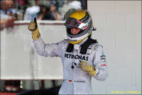 Нико Росберг радуется третьему месту в Гран При Великобритании