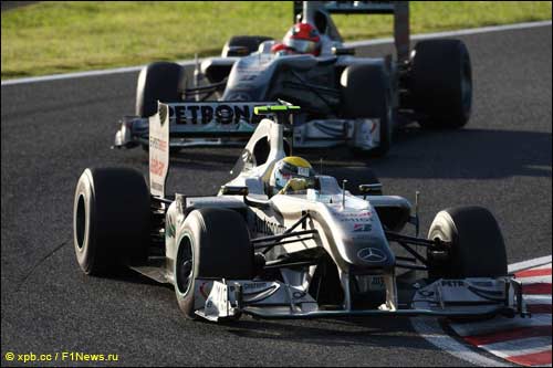 Пилоты Mercedes GP на трассе в Японии