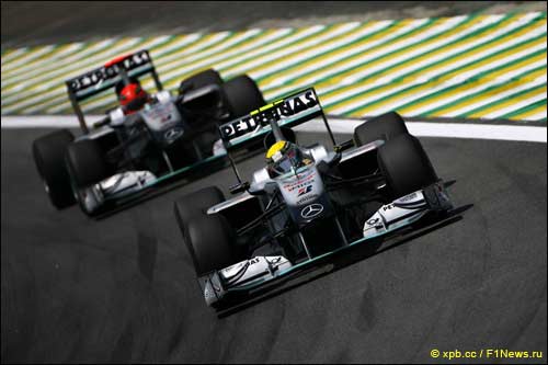 Пилоты Mercedes GP на трассе Гран При Бразилии
