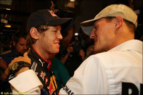 Михаэль Шумахер поздравляет Себастьяна Феттеля с чемпионским титулом