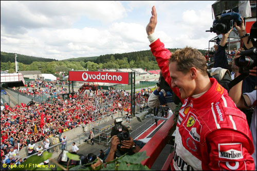 Михаэль Шумахер на вершине подиума Гран При Бельгии. 2004 год