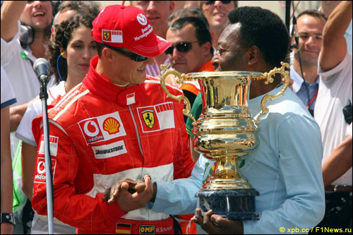 Пеле вручает памятный кубок Михаэлю Шумахеру, Гран При Бразилии 2006