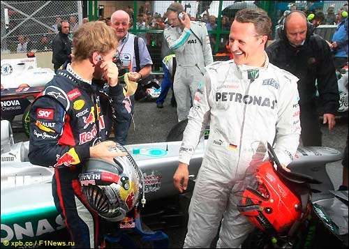 Себастьян Феттель и Михаэль Шумахер после финиша Гран При Бразилии
