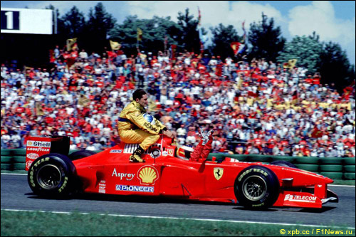 Михаэль Шумахер подвозит Джанкарло Физикеллу на Гран При Германии 1997 года