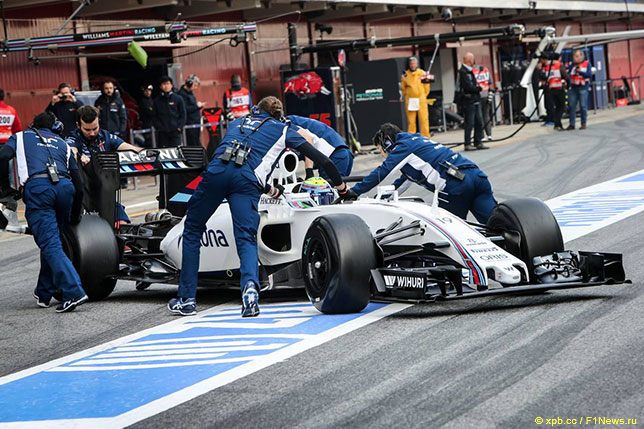 Бригада Williams работает с машиной Фелипе Массы на тестах в Барселоне