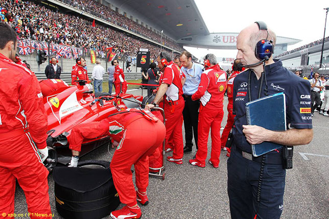 Эдриан Ньюи изучает машину Ferrari на стартовом поле Гран При Китая, 2012 год
