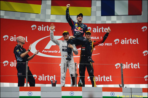 Эдриан Ньюи на подиуме Гран При Индии
