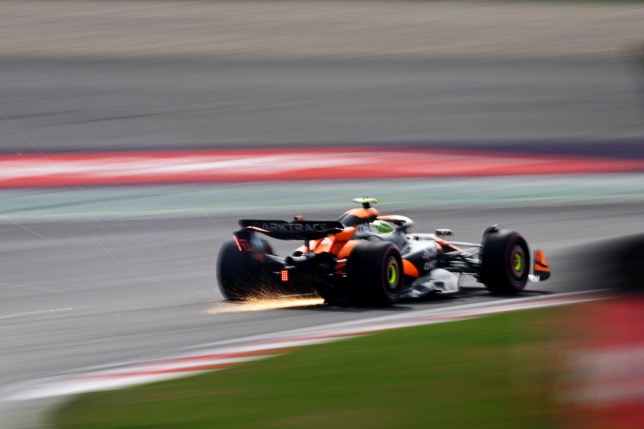 Ландо Норрис за рулём MC38 на трассе в Шанхае, фото McLaren