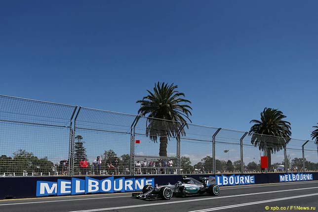 Нико Росберг за рулём Mercedes W06 на тренировках в Мельбурне