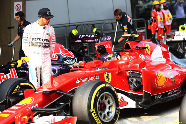 Льюис Хэмилтон осматривает машину Ferrari после квалификации в Китае