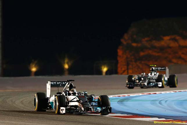 Льюис Хэмилтон и Нико Росберг ведут борьбу на трассе Гран При Бахрейна