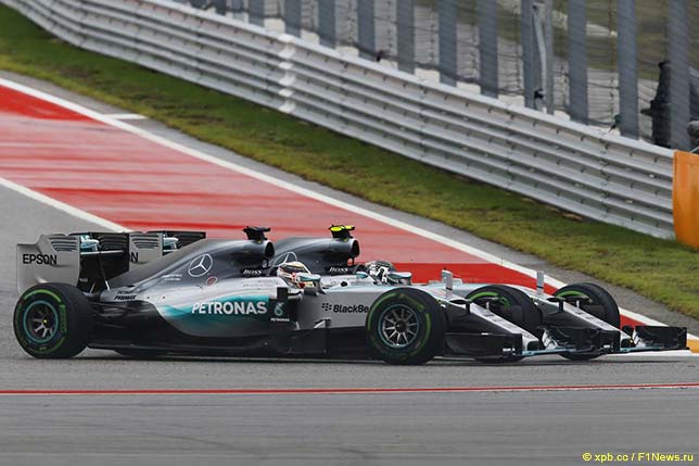 Гонщики Mercedes ведут борьбу на трассе Гран При США