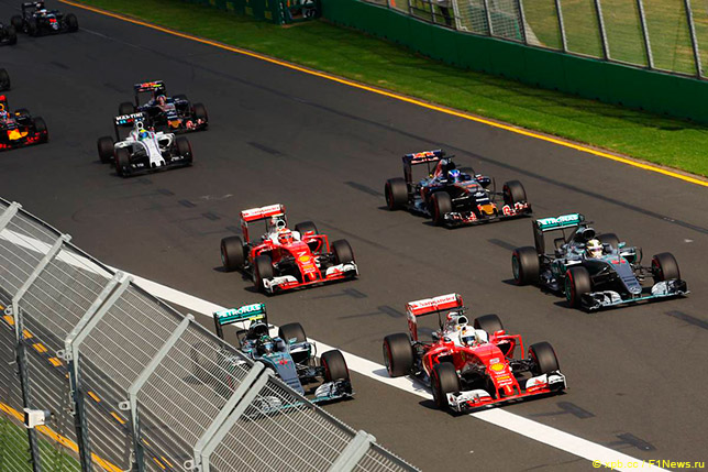 Борьба пилотов Mercedes и Ferrari на старте Гран При Австралии