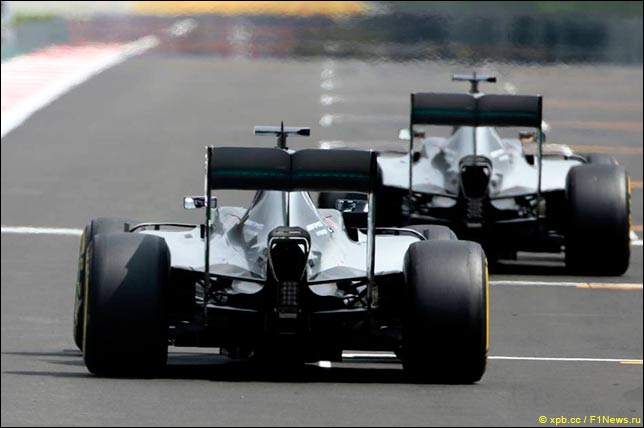 Гонщики Mercedes