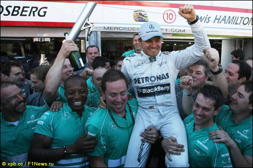 Команда Mercedes поздравляет Нико Росберга с победой в Монако