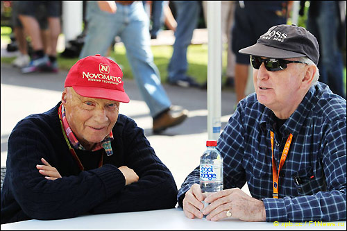 Джон Уотсон (справа) и Ники Лауда, неисполнительный директор Mercedes AMG