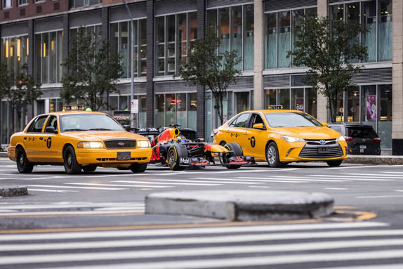 Серхио Перес во время съёмочного дня в Нью-Йорке, 2021 год, фото пресс-службы Red Bull