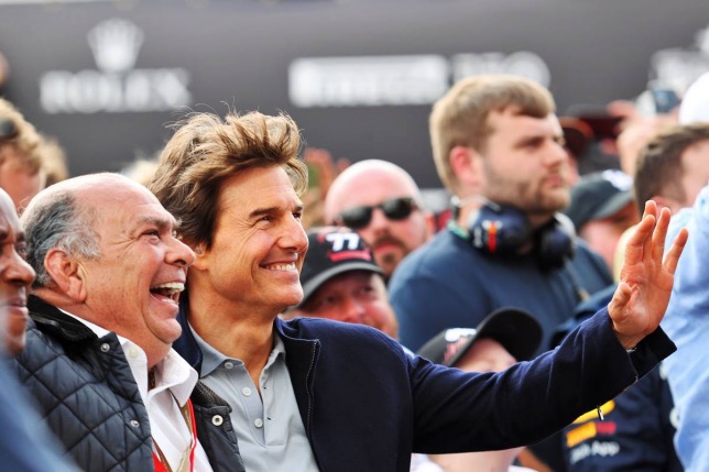 Антонио Перес и Том Круз у подиума Гран При Великобритании, фото XPB