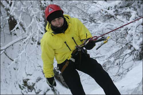 Серхио Перес с ледорубом во время альпинистского восхождения