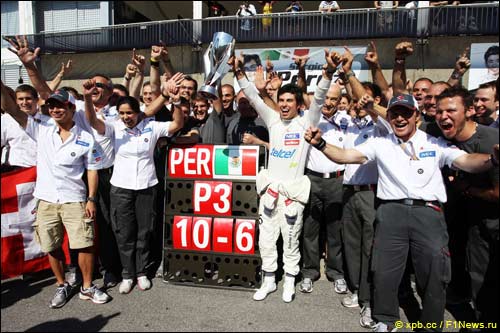 Команда Sauber празднует третье место Серхио Переса в Гран При Канады