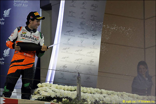 Серхио Перес на подиуме Гран При Бахрейна