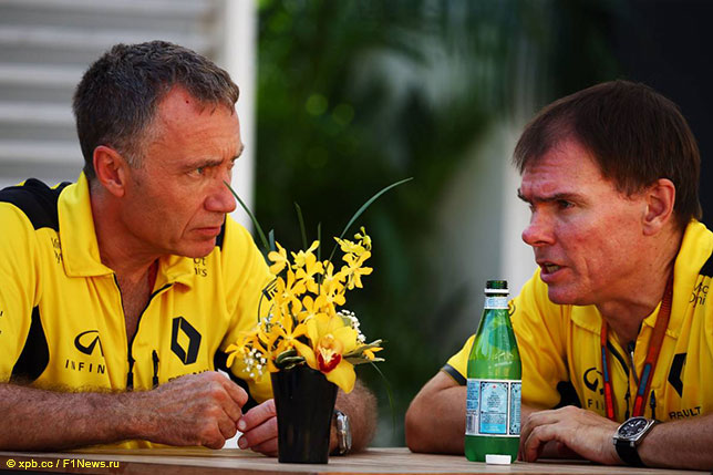 Алан Пермейн (справа) и Боб Белл, руководитель технического департамента Renault F1