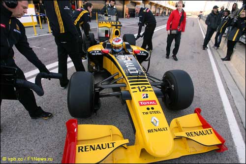 Виталий Петров за рулем Renault R30 на тестах в Валенсии