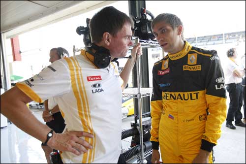 Технический директор Renault F1 Джеймс Эллисон и Виталий Петров