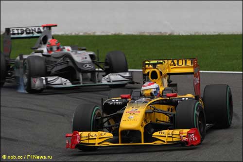 Виталий Петров и Михаэль Шумахер на трассе Гран При Бельгии