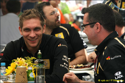 Виталий Петров с руководителем Lotus Renault GP Эриком Булье