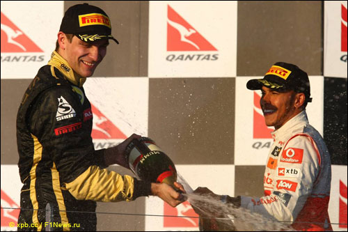 Виталий Петров и Льюис Хэмилтон на подиуме Гран при Австралии 2011 года