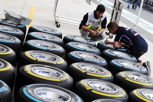Инженер делает пометки на шинах Pirelli