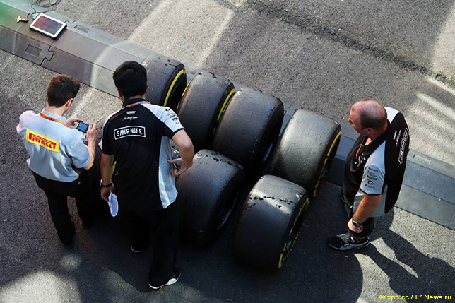 Специалисты Pirelli работают с командой Force India