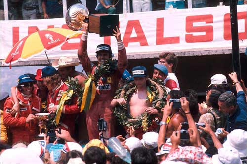 Победитель Гран При Бразилии 1977 года Карлос Рейтеманн на вершине подиума