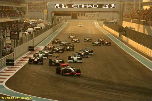 Льюис Хэмилтон лидирует на старте первого в истории Гран При Абу-Даби